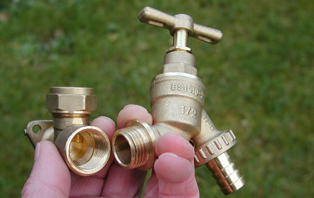 Brass outdoor hose bib and wall-mount fitting for residential plumbing